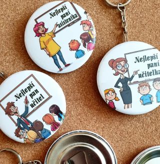 Ještě nemáte dárek pro úžasné učitelky, boží pány učitele a ty nejmilejší paní asistentky? Dnes večer naskladňujeme novinky!🤩